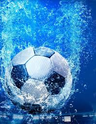 上班族使用手机查看足球比分